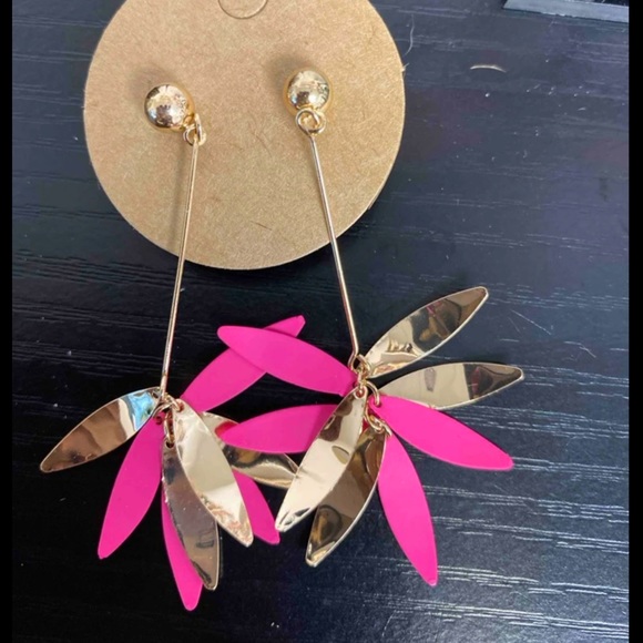 🌻
 Drop Earrings 💕 - Picture 4 of 4